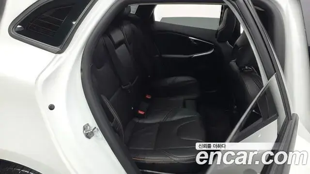 Volvo V40 Cross Country 2019 — Photo 1/20