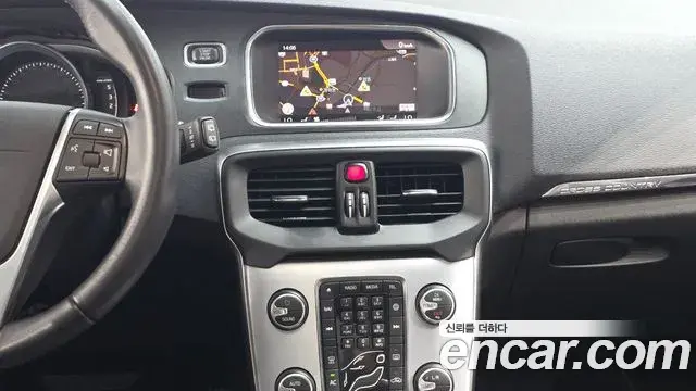 Volvo V40 Cross Country 2019 — Photo 9/20