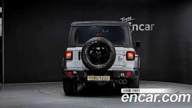 Jeep Wrangler 2020 — ფოტო 7/30