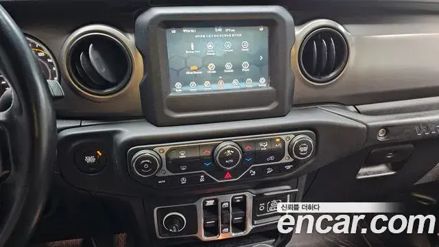 Jeep Wrangler 2020 — ფოტო 18/30