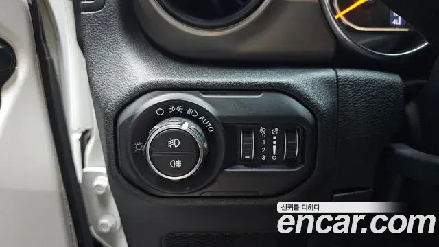 Jeep Wrangler 2020 — ფოტო 8/30