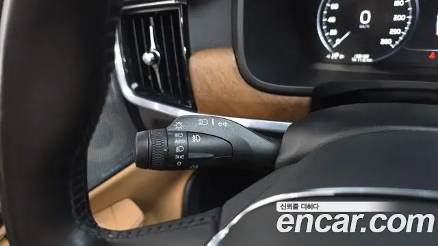Volvo S90 2019 — ფოტო 33/34