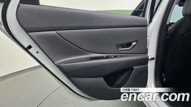 Hyundai The New Avante Hybrid 2022 — Photo 16/31