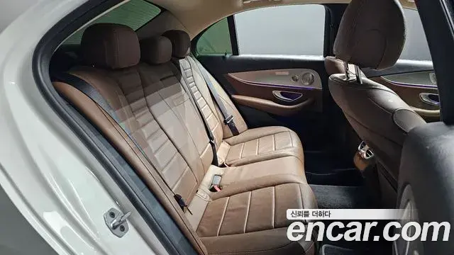 Mercedes-Benz E-Class 2018 — Фото 11/20