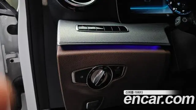 Mercedes-Benz E-Class 2018 — Фото 19/20