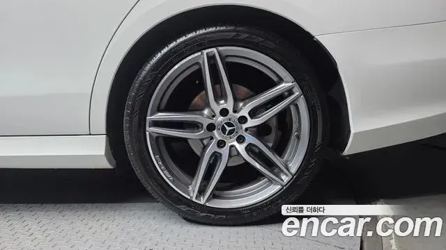 Mercedes-Benz E-Class 2018 — Photo 11/32