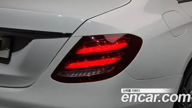 Mercedes-Benz E-Class 2018 — Photo 20/32
