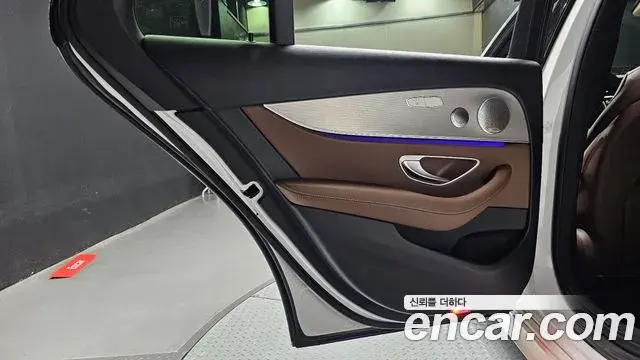 Mercedes-Benz E-Class 2018 — Photo 8/32