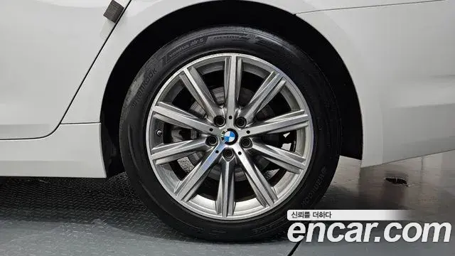 BMW 5 Series 2020 — ფოტო 11/33