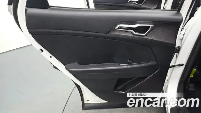 Kia Sportage 2023 — ფოტო 7/31