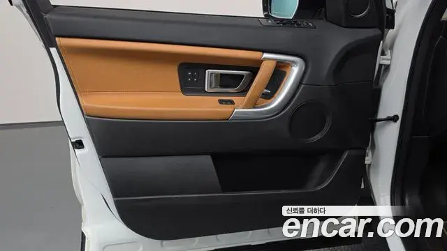 Land Rover Discovery Sport 2019 — Photo 32/39