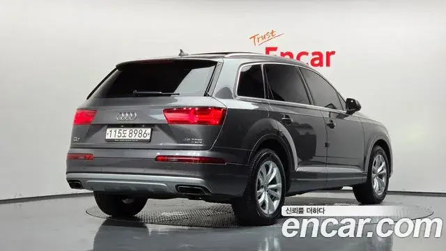 Audi Q7 2019 — Фото 2/20