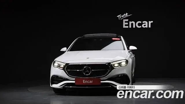 Mercedes-Benz E-Class 2024 — Photo 8/20