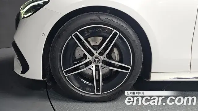 Mercedes-Benz E-Class 2024 — Photo 9/20