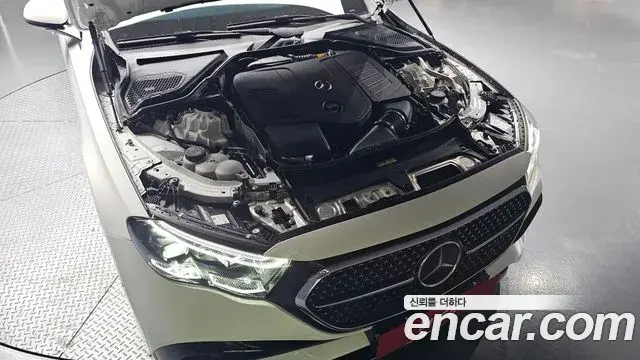 Mercedes-Benz E-Class 2024 — Photo 10/20
