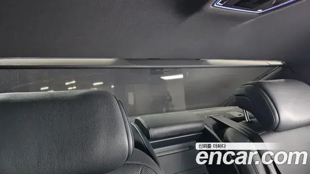 Audi A8 2019 — ფოტო 37/42