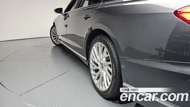 Audi A8 2019 — ფოტო 17/42