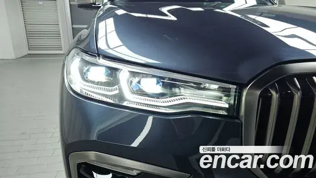 BMW X7 2020 — ფოტო 31/32