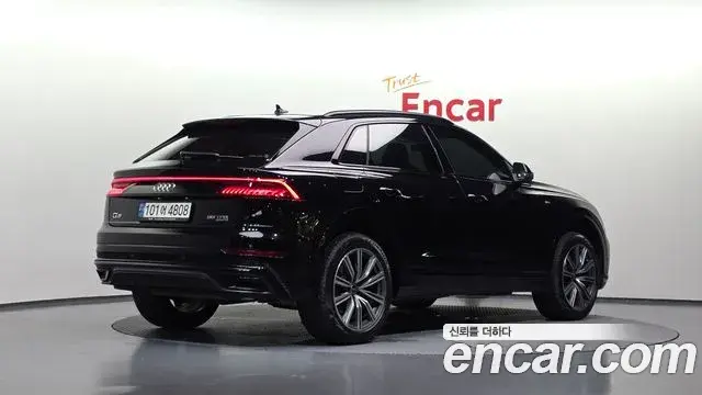 Audi Q8 2021 — Photo 8/35