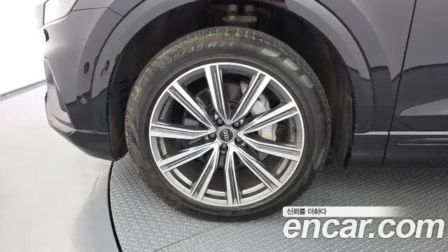 Audi Q8 2021 — Photo 14/35