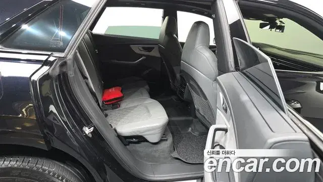 Audi Q8 2021 — Photo 17/35