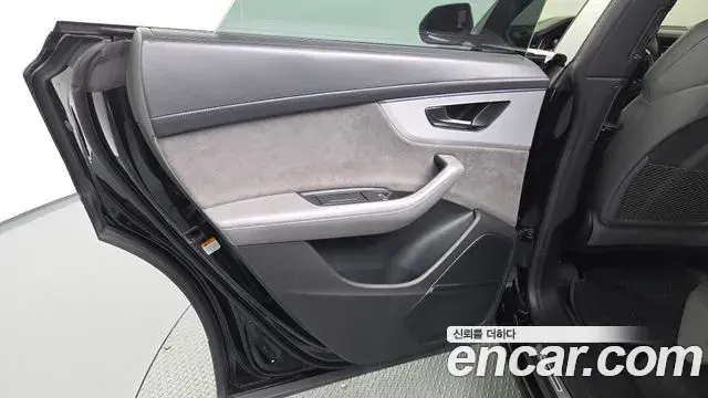 Audi Q8 2021 — Photo 18/35