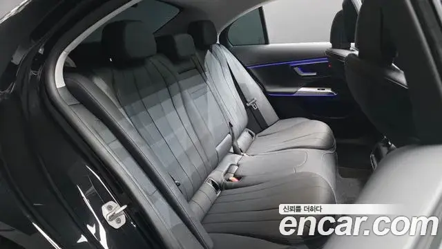 Mercedes-Benz E-Class 2025 — Photo 4/30