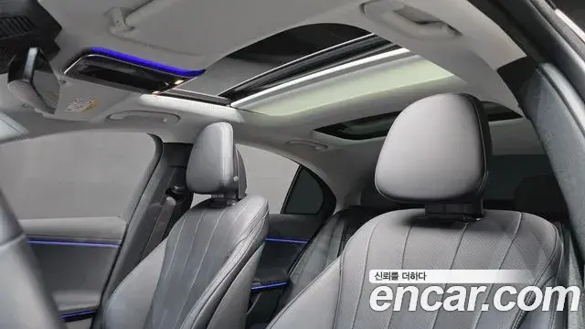 Mercedes-Benz E-Class 2025 — Photo 7/30