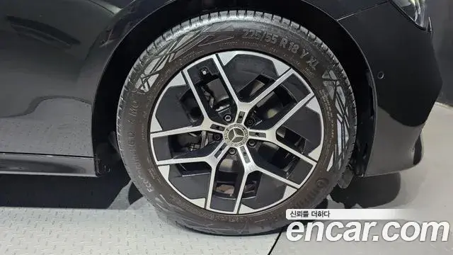 Mercedes-Benz E-Class 2025 — Photo 5/30