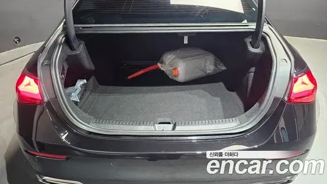 Mercedes-Benz E-Class 2025 — Photo 3/30