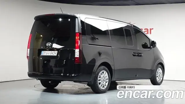 Hyundai Staria 2024 — Фото 2/20