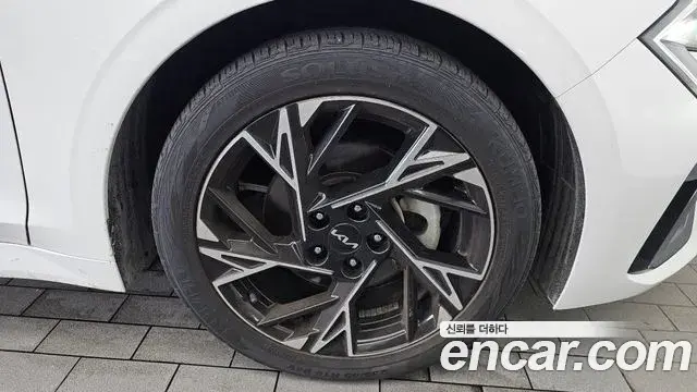 Kia K5 2023 — Şəkil 8/30