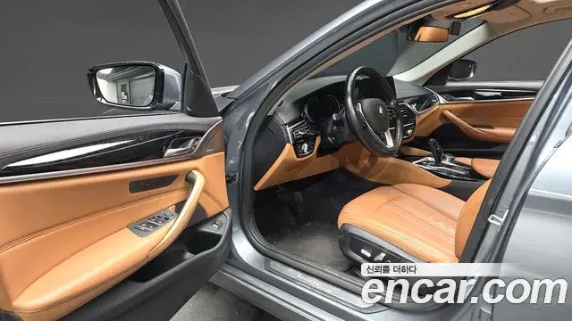 BMW 5 Series 2018 — Фото 10/20