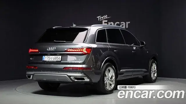 Audi Q7 2021 — Şəkil 14/32