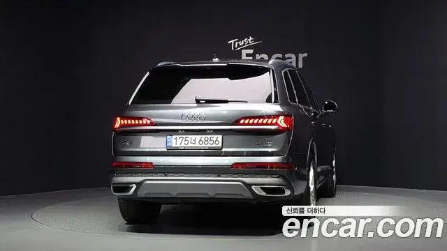 Audi Q7 2021 — Şəkil 24/32