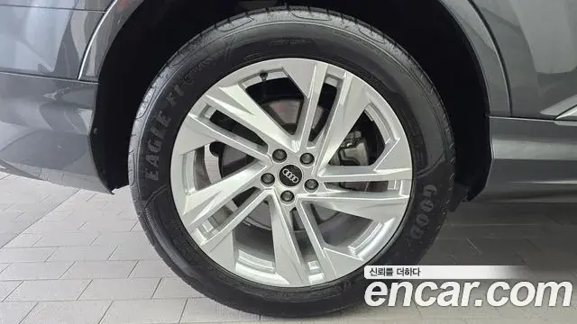 Audi Q7 2021 — Şəkil 27/32