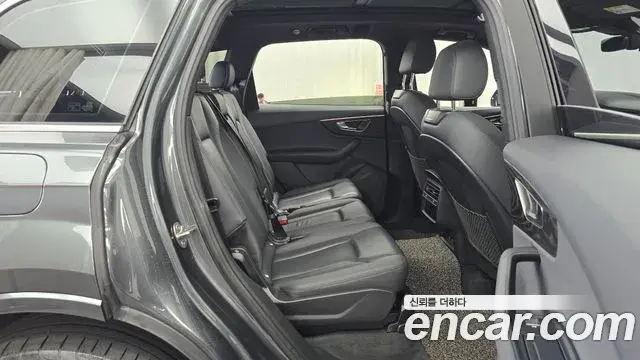 Audi Q7 2021 — Şəkil 30/32