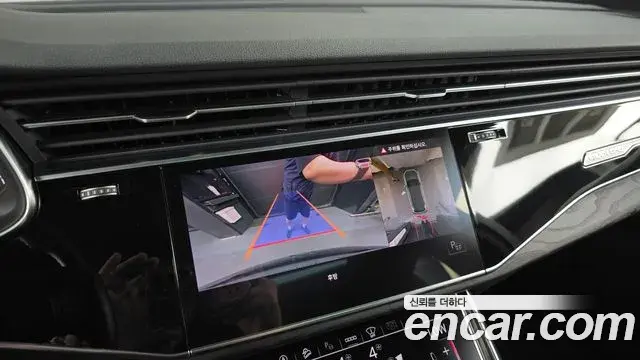 Audi Q7 2021 — Şəkil 23/32