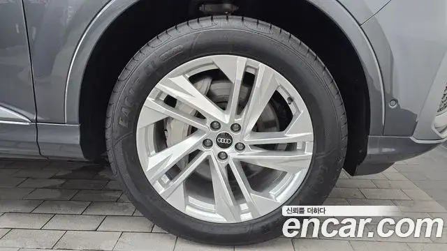 Audi Q7 2021 — Şəkil 15/32