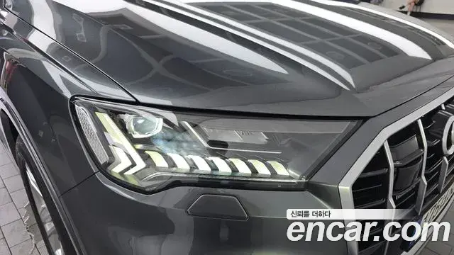Audi Q7 2021 — Şəkil 10/32