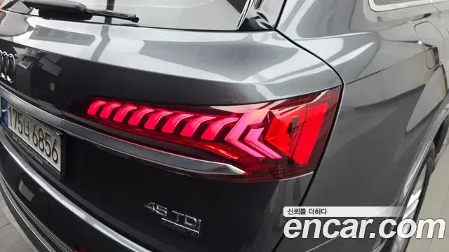 Audi Q7 2021 — Şəkil 11/32