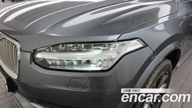 Volvo XC90 2018 — ფოტო 26/35