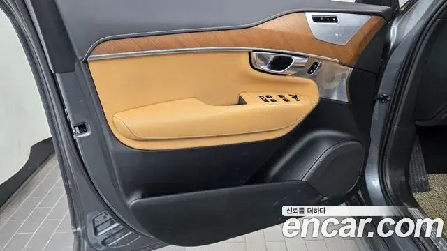 Volvo XC90 2018 — ფოტო 27/35