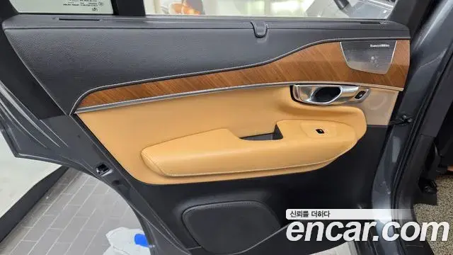 Volvo XC90 2018 — ფოტო 30/35