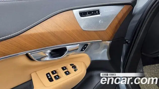 Volvo XC90 2018 — ფოტო 28/35