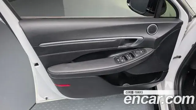 Hyundai Sonata Hybrid 2022 — Photo 17/31