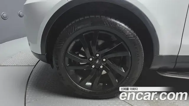 Land Rover Discovery 5 2018 — Photo 2/34