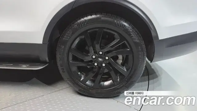 Land Rover Discovery 5 2018 — Photo 19/34