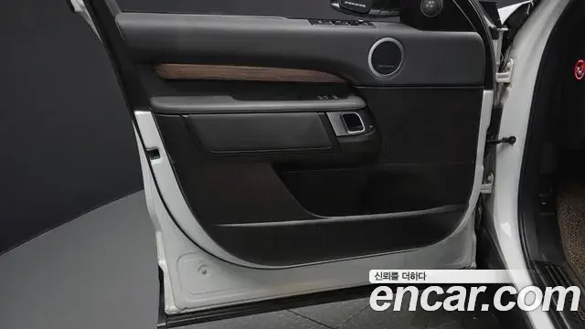 Land Rover Discovery 5 2018 — Photo 26/34