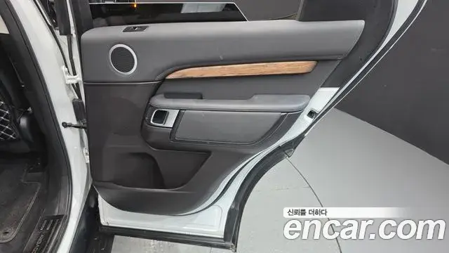 Land Rover Discovery 5 2018 — Photo 16/34